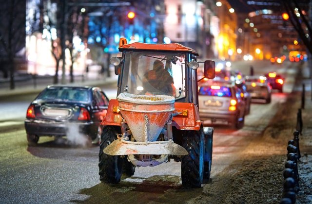 Sarea și nisipul de pe drumuri, pericol pentru mașini. Soluții oferite de mecanici pentru limitarea avariilor