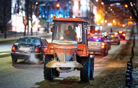 Sarea și nisipul de pe drumuri, pericol pentru mașini. Soluții oferite de mecanici pentru limitarea avariilor