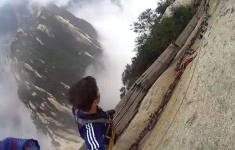  Video  Cel mai PERICULOS traseu montan din lume!