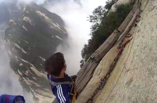 [VIDEO] Cel mai PERICULOS traseu montan din lume!