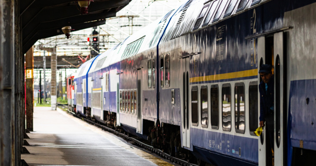 Un vagon de călători de pe ruta București - Botoșani a fost atacat cu pietre