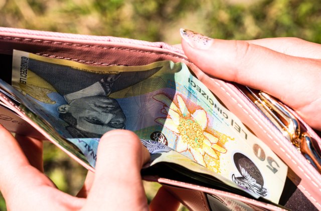 Rom&acirc;nia, pe ultimul loc la salarii și economii &icirc;n Europa. Unul din zece rom&acirc;ni vrea să țină bani la saltea