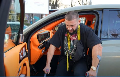 Dorian Popa, în cârje pe Internet. Vloggerul s-a accidentat la genunchi: „Dumnezeu știe, nu mă mai speriați aiurea”