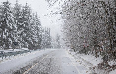 Trafic restricționat pe Valea Oltului din cauza unor fisuri apărute în asfalt