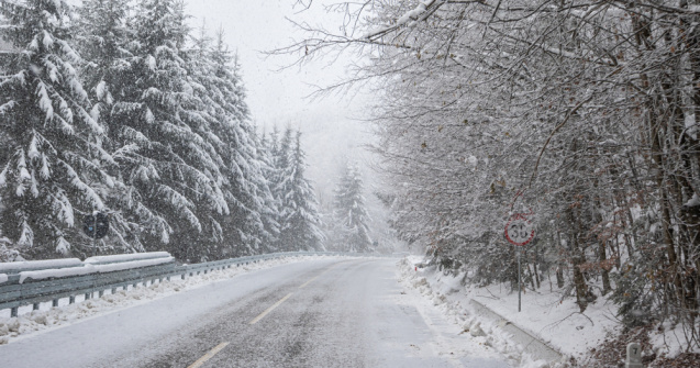Trafic restricționat pe Valea Oltului din cauza unor fisuri apărute în asfalt