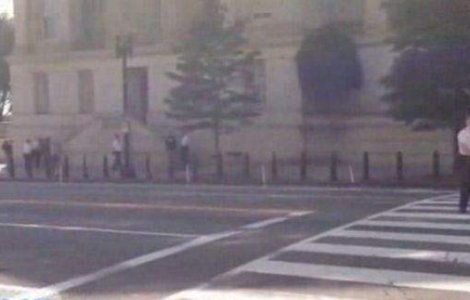  Video  Cine este barbatul care a intrat cu un cutit in Casa Alba?