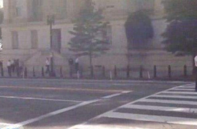 [VIDEO] Cine este barbatul care a intrat cu un cutit in Casa Alba?