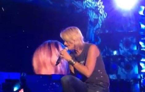  Video  Gest impresionant facut de o cunoscuta artista americana!