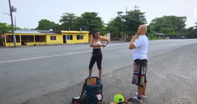 Melinda, autostop în sutien la America Express. Care a fost reacția soțului ei: „Nu suntem pe plajă, suntem...”