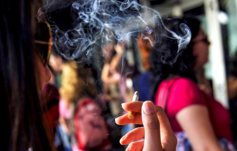 Fumatul interzis minorilor în locurile publice. Proiectul, adoptat de Senat