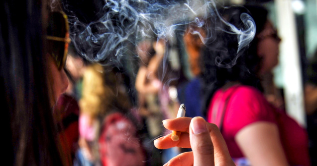 Fumatul interzis minorilor în locurile publice. Proiectul, adoptat de Senat