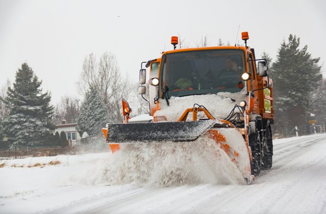 Mai multe drumuri din județul Buzău au fost &icirc;nchise din cauza viscolului. S-au aplicat și restricții de tonaj