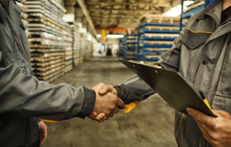 „Se caută angajați, ofer recompensă”. Lucrătorii unei fabrici din Iași s-au pus pe găsit colegi, după ce au aflat câți bani primesc recompensă din partea șefului