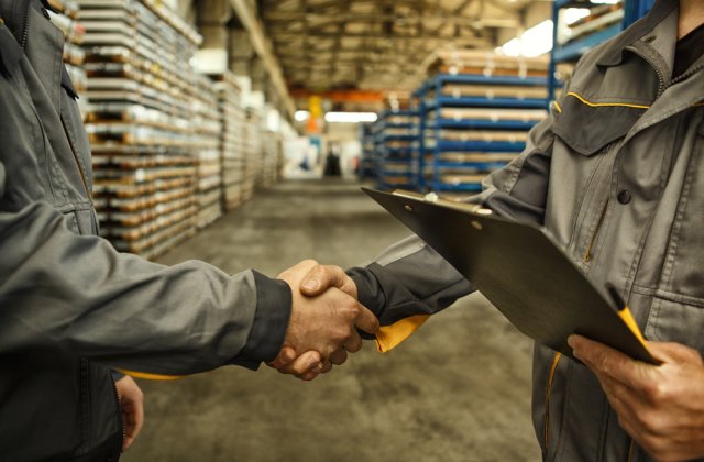 &bdquo;Se caută angajați, ofer recompensă&rdquo;. Lucrătorii unei fabrici din Iași s-au pus pe găsit colegi, după ce au aflat c&acirc;ți bani primesc recompensă din partea șefului