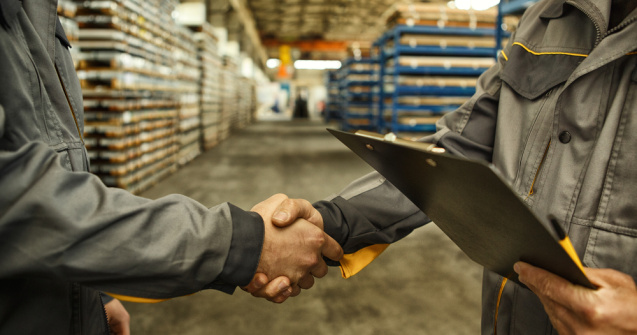 „Se caută angajați, ofer recompensă”. Lucrătorii unei fabrici din Iași s-au pus pe găsit colegi, după ce au aflat câți bani primesc recompensă din partea șefului