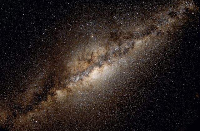 Calea Lactee, "canibalizata" de galaxia Andromeda