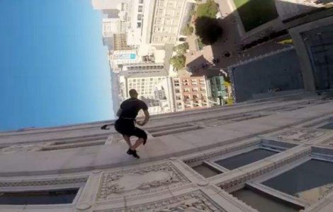  Video  Doi tineri au dansat pe peretele exterior al unei primarii