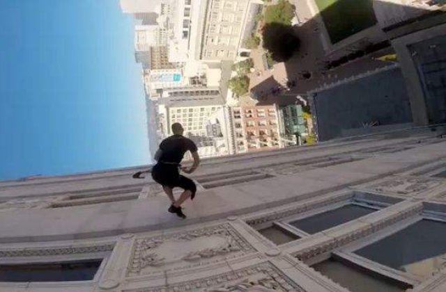 [VIDEO] Doi tineri au dansat pe peretele exterior al unei primarii din SUA