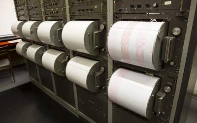 Trei staţii seismice şi cinci...