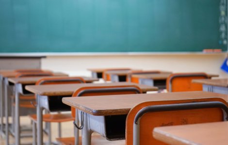 Un liceu ultramodern stă închis din cauza unui transformator. Elevii învață în 2 schimburi, în timp ce clădirea de 1 milion de euro rămâne goală