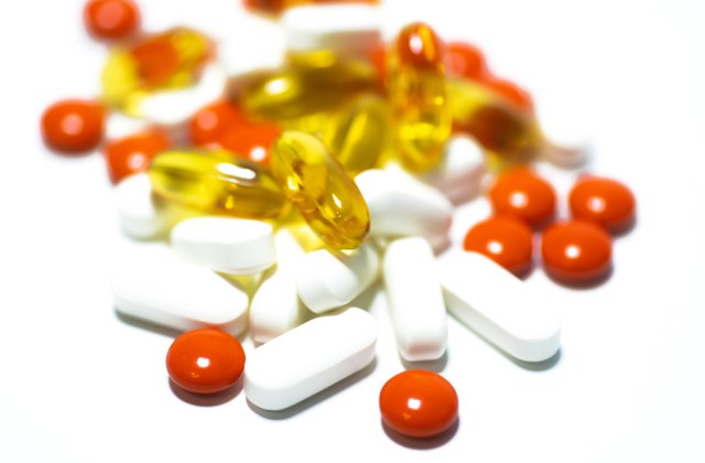 Rom&acirc;nii, mai atenți la m&acirc;ncare, dar nu și la suplimente. Iau vitamine după ureche