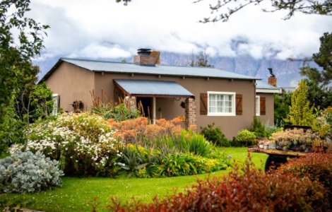 5 materiale de care ai nevoie pentru amenajarea unei curți