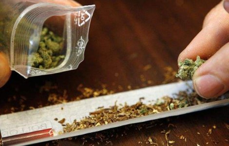 Retea de traficanti de droguri, audiata de DIICOT