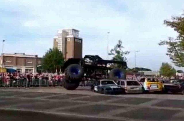 [VIDEO] Accident SOCANT in Olanda! Un "monster truck" a UCIS doua persoane si a ranit alte 18