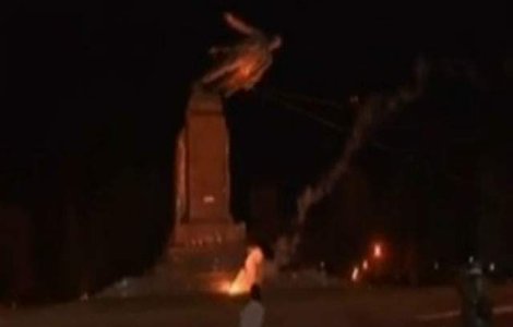  Video  O statuie a lui Lenin, daramata de nationalisti in Ucraina