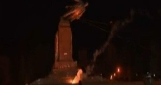  Video  O statuie a lui Lenin, daramata de nationalisti in Ucraina