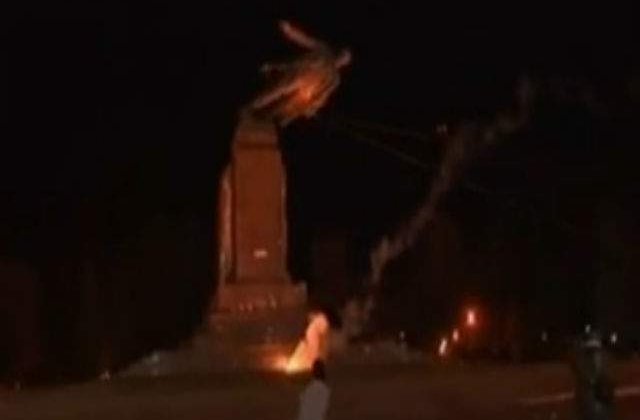 [Video] O statuie a lui Lenin, daramata de nationalisti in Ucraina