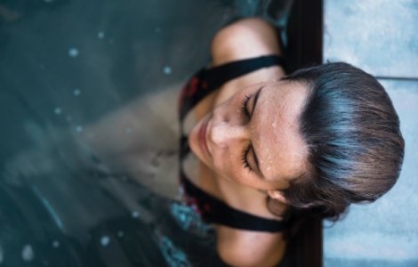 Dușurile reci au grijă atât de pielea ta, cât și de sănătatea mintală!