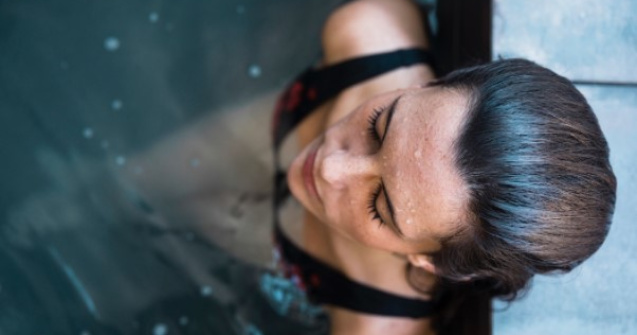 Dușurile reci au grijă atât de pielea ta, cât și de sănătatea mintală!