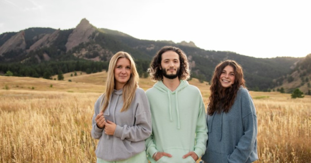 Ai multe hanorace și nu știi cum să le porți? Iată câteva idei!