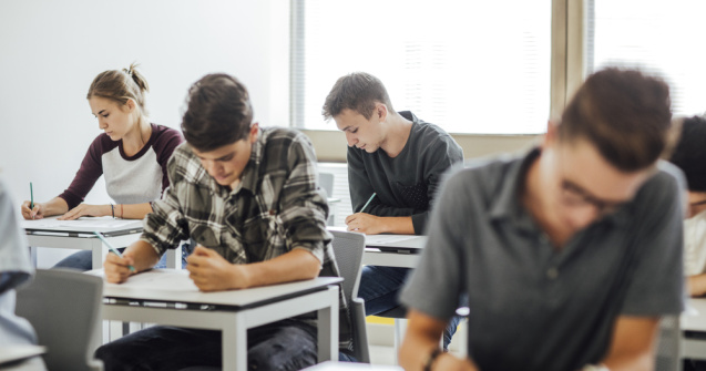 Legile Educației în varianta Deca aduc schimbări la Evaluarea Națională și Bacalaureat. Părinții și elevii le contestă deja