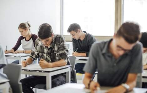 Legile Educației în varianta Deca aduc schimbări la Evaluarea Națională și Bacalaureat. Părinții și elevii le contestă deja