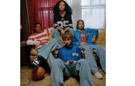Tommy Hilfiger lansează cele mai noi modele de Baggy Jeans Tommy Jeans Denim Progresed și stiluri de stradă pentru primăvara 23