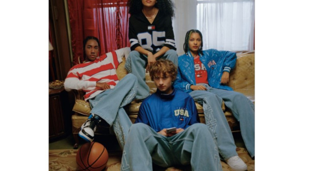 Tommy Hilfiger lansează cele mai noi modele de Baggy Jeans Tommy Jeans Denim Progresed și stiluri de stradă pentru primăvara 23