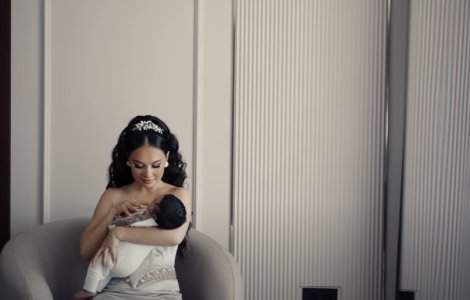 Fiul Vlăduței Lupău, prima dată cu avionul. Declarațiile cântăreței: „Ne-am speriat”