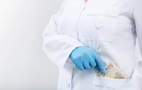 Rafila: „Pacienții nu trebuie să ofere beneficii materiale personalului medical”