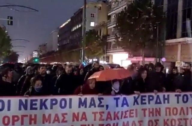 Proteste violente &icirc;n Grecia, după accidentul feroviar soldat cu cel puțin 57 de morți. Manifestanţii au aruncat cu pietre şi cocktailuri Molotov