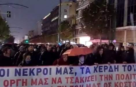Proteste violente în Grecia, după accidentul feroviar soldat cu cel puțin 57 de morți. Manifestanţii au aruncat cu pietre şi cocktailuri Molotov