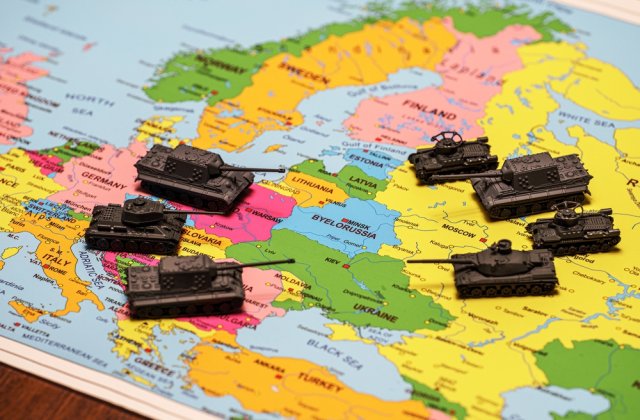 Tehnică militară NATO, trimisă &icirc;n Rom&acirc;nia și Bulgaria. O navă cu echipamente pentru exercițiile NATO a ajuns &icirc;n Greca