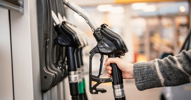 Scumpiri la pompă din nou. Prețul carburanților a trecut de pragul de 7 lei