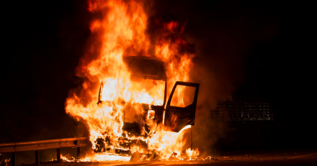 Un TIR a luat foc pe Autostrada A3. Traficul a fost restricționat în zonă