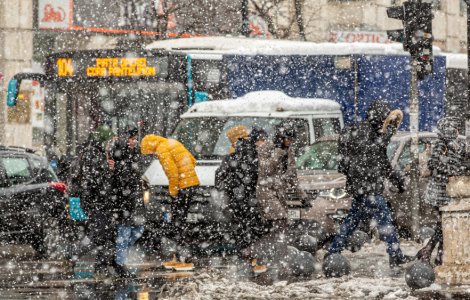 Iarna revine în România. Cod galben de ninsori, ploi abundente și viscol