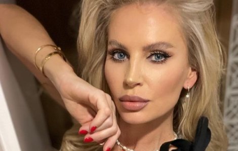 Andreea Bănică a ajuns în cârje. Artista nu se mai poate deplasa: „Se vede tristețea pe față mea”