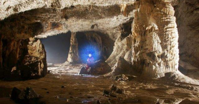  Top   Foto  Turist in Romania: Cele mai FRUMOASE pesteri din tara