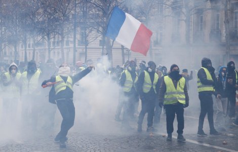 Proteste violente la Paris împotriva reformei pensiilor. Poliția a acționat cu gaze lacrimogene