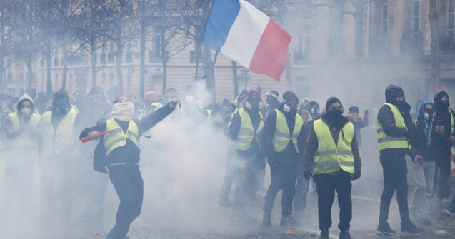Proteste violente la Paris împotriva reformei pensiilor
